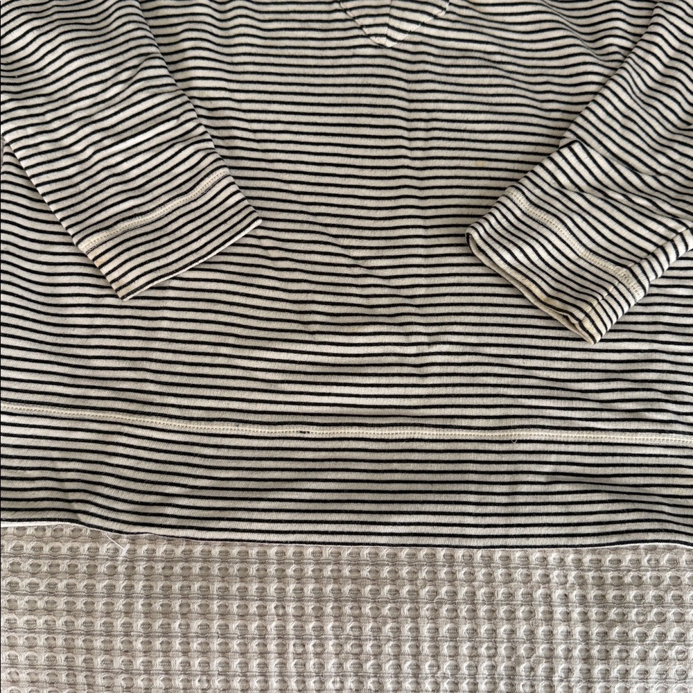 Vineyard Vines Black & White Striped Lace-Up Pullover size Medium - Picture 3 of 6